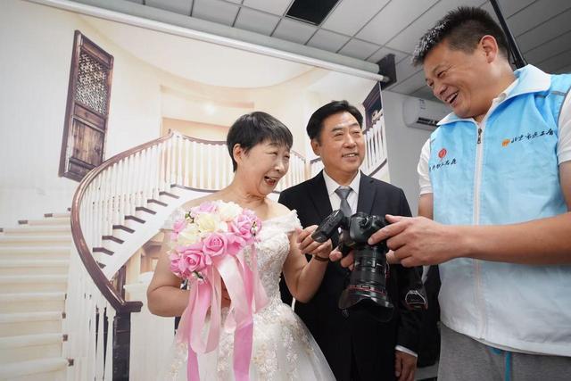 益摄影为“四区六街”职工圆婚纱梦j9九游会网址是什么北京朝阳公(图1)