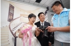益摄影为“四区六街”职工圆婚纱梦j9九游